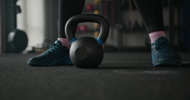 Sportswoman exercice avec kettlebell dans la salle de gym - Séquence, vidéo