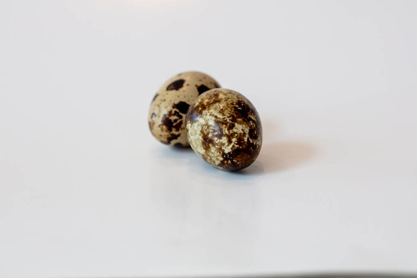 Kaksi Täplikäs ruskea ja valkoinen Viiriäisen munia asetettu työtaso taustana - Valokuva, kuva