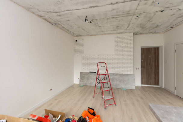 Wnętrze apartamentu z materiałami podczas remontu i budowy, przebudowa ściany z płyt gipsowo-kartonowych lub płyt gipsowo-kartonowych - Zdjęcie, obraz