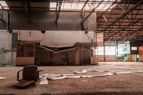 Straszny opuszczony obszar przemysłowy z naturalnym rozkładem, tak zwane zaginione miejsce, zniszczona hala fabryczna - Zdjęcie, obraz