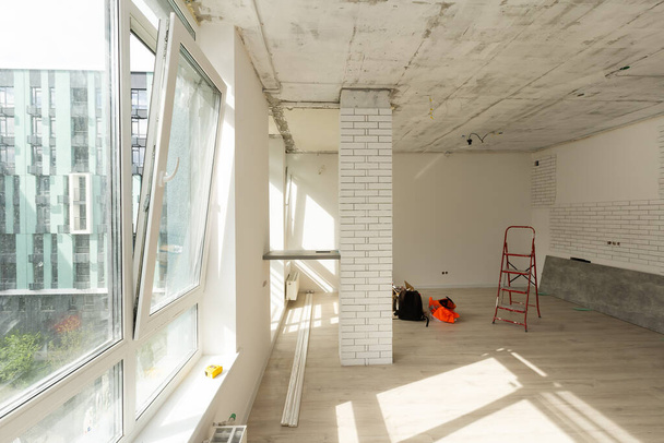 Intérieur de l'appartement avec des matériaux pendant la rénovation et la construction, remodeler mur de placoplâtre ou cloison sèche - Photo, image