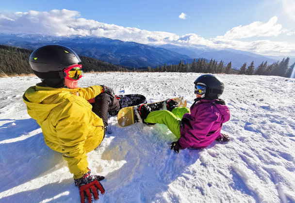 snowboardosok családja téli üdülőhelyen a hegyekben - Fotó, kép