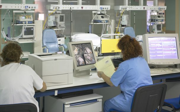 Hospital monitoring area with medical equipment. - 写真・画像