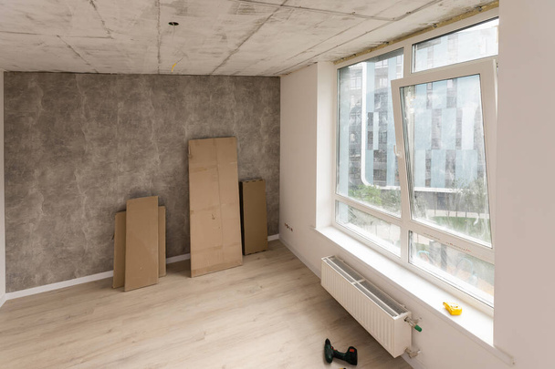 Lakásfelújítás a festészeti eszközökkel teli szobában - Fotó, kép