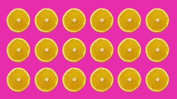 Mitades naranjas animadas sobre un fondo rosa - Imágenes, Vídeo