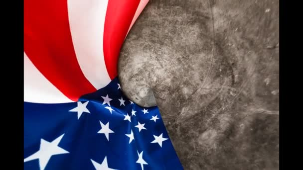 Amerykańska flaga jest wypaczona i obracana w animacji na szarym marmurowym tle. - Materiał filmowy, wideo