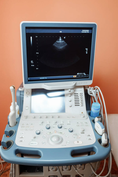 Sprzęt ultradźwiękowy do zastosowań medycznych na oddziale medycznym. - Zdjęcie, obraz