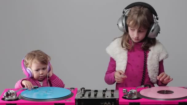 ２人の女の子がレコードプレーヤーと遊ぶ - 映像、動画