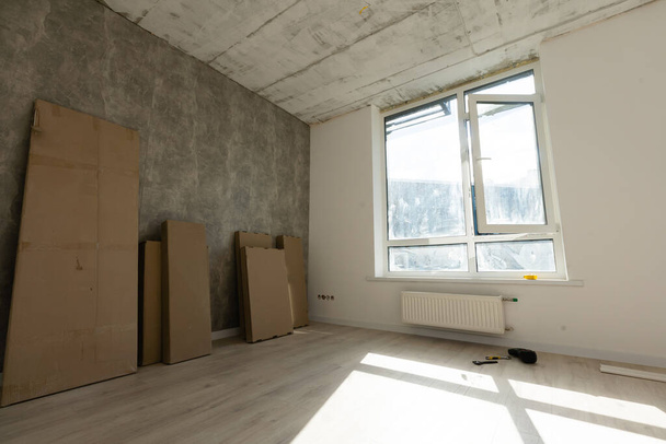 Интерьер квартиры с материалами во время ремонта и строительства, реконструкция стены из гипсокартона или гипсокартона - Фото, изображение