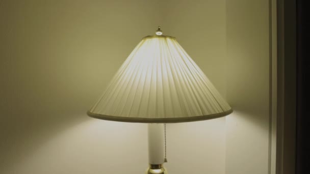 Közelkép a kapcsoló egy asztali lámpa a hálószobában. - Felvétel, videó