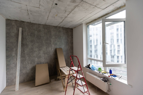 Woningrenovatie in een kamer vol schilderwerktuigen - Foto, afbeelding