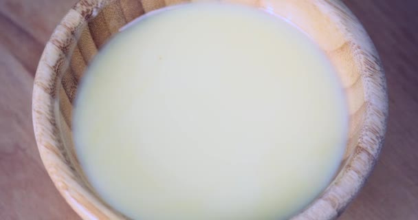 Verter leche condensada dulce en un tazón, de cerca - Metraje, vídeo