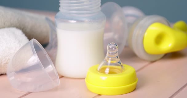 extractor de leche y accesorios de bebé en la mesa - Imágenes, Vídeo