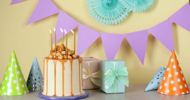 Čmuchání ze svíček na chutný popcorn dort na narozeninové oslavě - Záběry, video