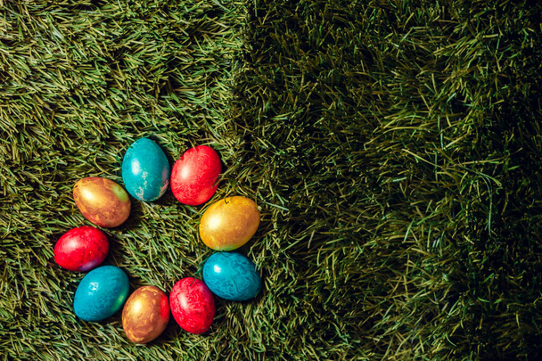 uova di Pasqua colorate sull'erba - Foto, immagini