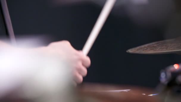 Musiker trommelt bei Rockkonzert - Filmmaterial, Video