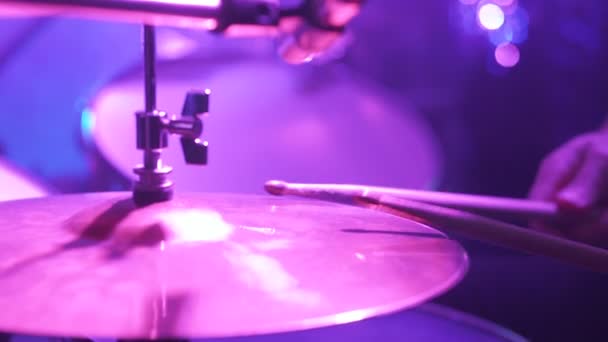 Музикант грає на барабанах під час рок-концерту
 - Кадри, відео
