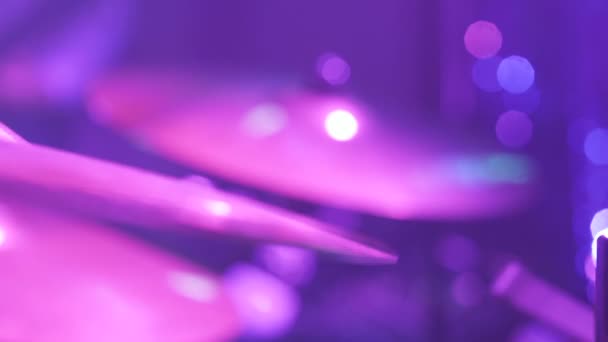 Музикант грає на барабанах під час рок-концерту
 - Кадри, відео