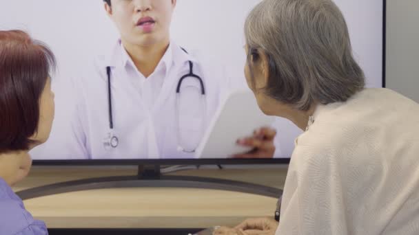 Donna anziana incontrare medico on-line per la consulenza sulla salute. - Filmati, video