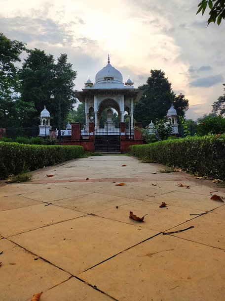 美しい緑豊かなベグム・ハスラット・マハル公園｜Lucknow Uttar Pradasu - 写真・画像