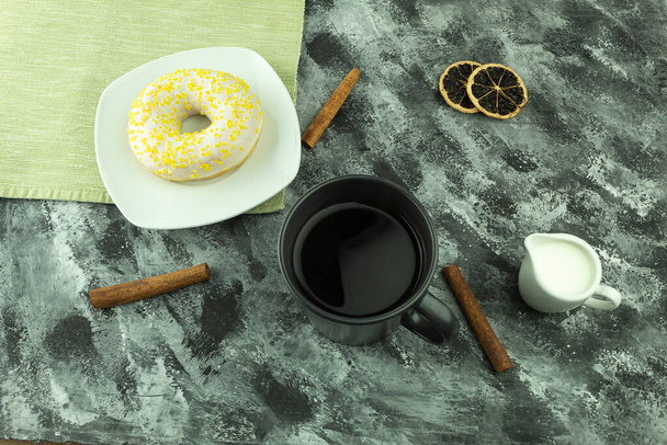 Φρέσκο και τραγανό ντόνατ και καφέ με γάλα για μεσημεριανό ή πρωινό. Χώρος για κείμενο, πρότυπο, κενό για μενού - Φωτογραφία, εικόνα