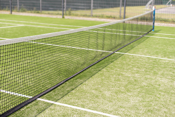 Теннисная сетка и корт. Играю в теннис. Здоровый образ жизни - Фото, изображение