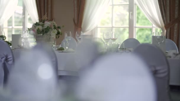 Zdobený stůl pro luxusní, elegantní večeři - Záběry, video