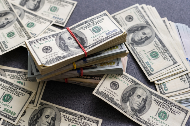 Αμερικάνικο δολάριο ΗΠΑ πακέτα σε φόντο χρημάτων. Χρηματοδοτική έννοια - Φωτογραφία, εικόνα