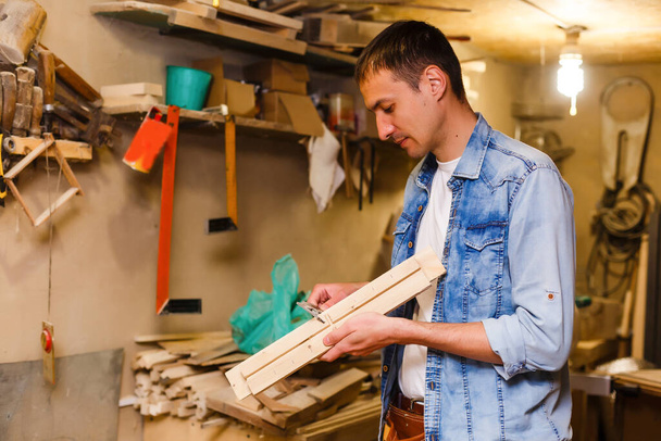 Ο ξυλουργός εργάζεται σε εργαστήριο για την παραγωγή παλαιών επίπλων - Φωτογραφία, εικόνα