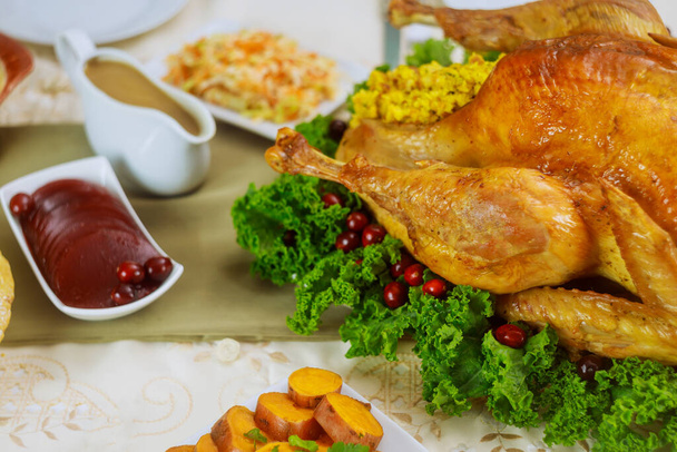 Turkije, versierd met boerenkool en cranberry voor Thanksgiving of kerstdiner. Vakantie Nieuwjaar concept. - Foto, afbeelding