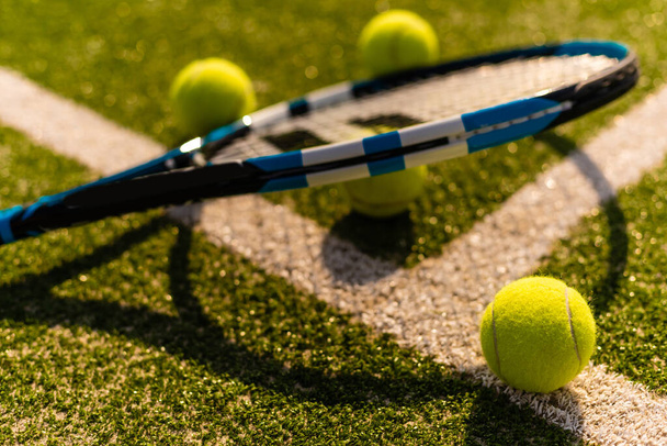 Tenisová raketa na prázdném tenisovém trávníku - Fotografie, Obrázek