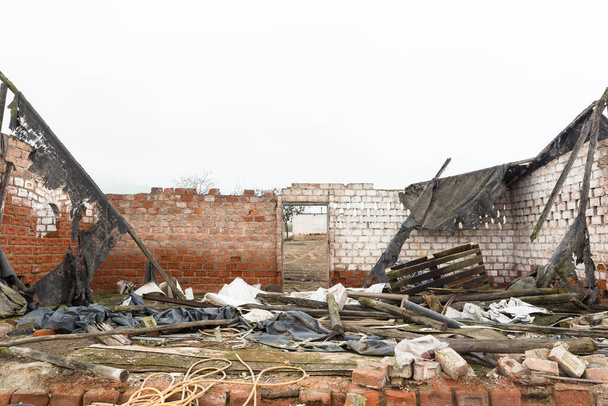 Egy romhalmaz vagy elhagyatott ház Lima Peruban. Lerombolt ház a perui tengerparton. - Fotó, kép