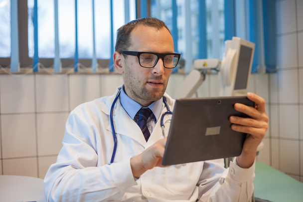 Doctor with tablet - 写真・画像