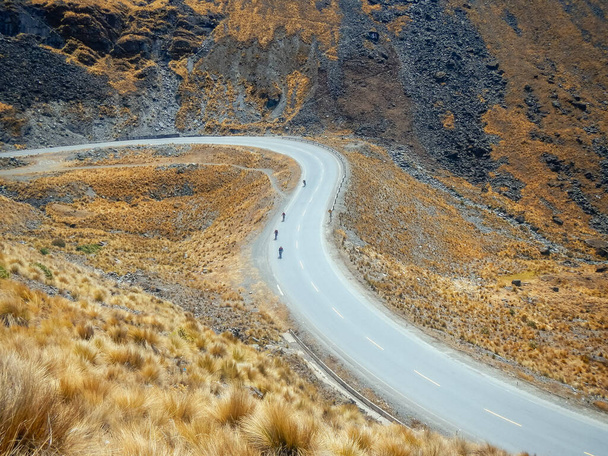 Mountainbiker auf dem berühmten Downhill-Trail Road of Death in Bolivien. - Foto, Bild