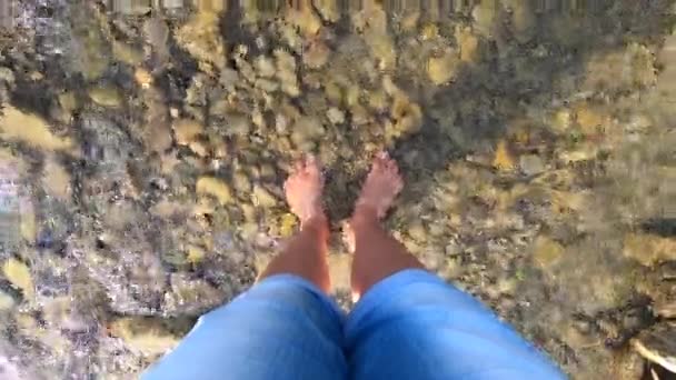 Дівчина стоїть босоніж на каменях неглибока річка
 - Кадри, відео