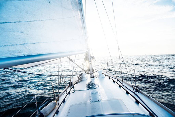 Плавали на заході сонця. Вигляд з палуби яхти на лук і вітрила. Балтійське море, Латвія - Фото, зображення
