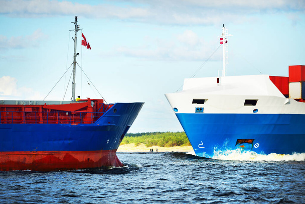 İki kargo gemisi, Baltık Denizi, Letonya - Fotoğraf, Görsel