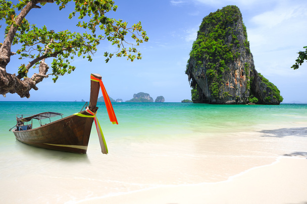 Тропічний пляж традиційний довгий хвіст човна і моря Таїланду
 - Фото, зображення