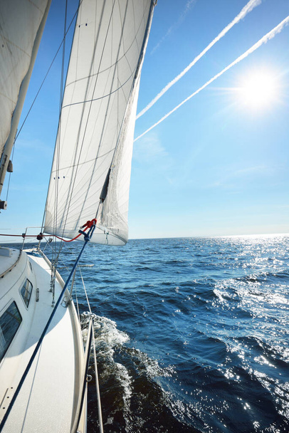 Balandra blanca yate aparejado navegando en un mar Báltico abierto en un día soleado claro. Una vista desde la cubierta hasta la proa. Países Bajos - Foto, imagen