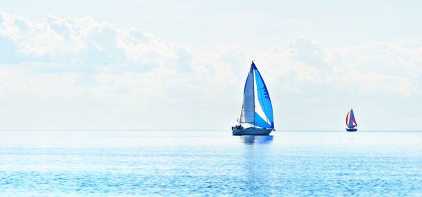 Морська яхтова регата. Сучасні вітрильники змагаються з синіми шипучими вітрилами. Чистий літній день. Кіль (Німеччина) - Фото, зображення