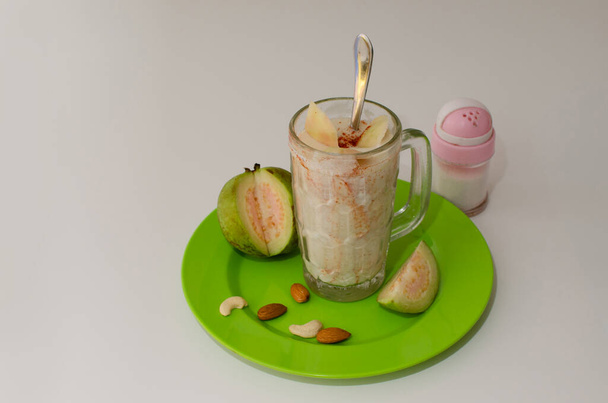 Гуава или перуанский молочный коктейль с красным порошком чили, разбрызганным над встряской - Фото, изображение