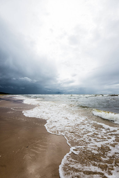 Dramaattinen taivas ja aallot, näkymä mereltä. Myrskyinen sää. Itämeri, Latvia - Valokuva, kuva
