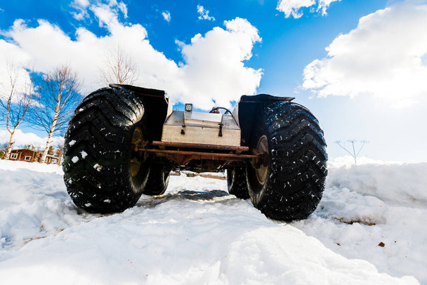 Un vehículo hecho a mano todo terreno en el campo cubierto de nieve, de cerca. Paisaje de invierno. Karelia Norte, Laponia, lago Kuito - Foto, Imagen
