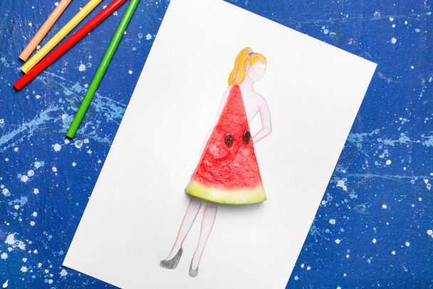 Kreslená žena v šatech ze zralého melounu na barevném pozadí - Fotografie, Obrázek