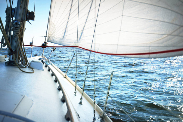 Bílá šalupa manipulované jachty plachtění v otevřeném Baltském moři za jasného slunečného dne. Pohled z paluby na příď. Estonsko - Fotografie, Obrázek