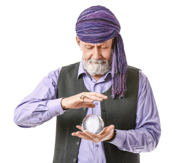diseur de bonne aventure mâle avec boule de cristal sur fond blanc - Photo, image