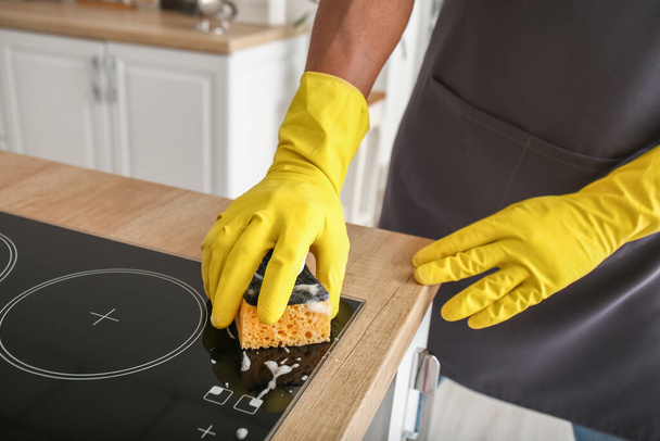 Poêle de nettoyage homme afro-américain dans la cuisine, gros plan - Photo, image