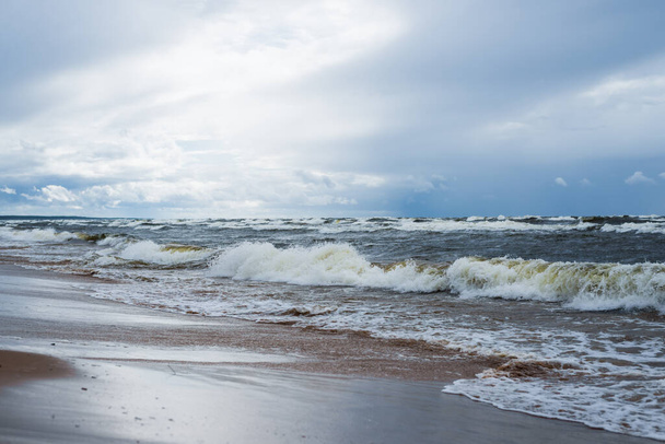 Dramatyczne niebo i fale, widok z wybrzeża. Burzliwa pogoda. Morze Bałtyckie, Łotwa - Zdjęcie, obraz