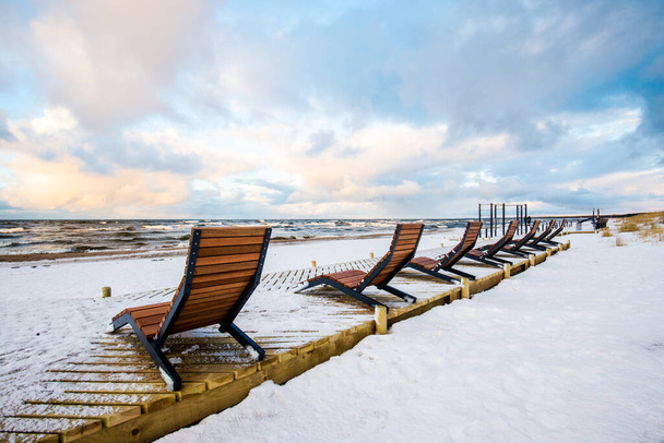 Pôr-do-sol de inverno colorido. Ondas tempestuosas frias e nuvens sobre o mar Báltico, Letónia - Foto, Imagem