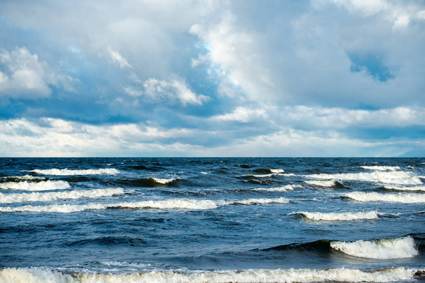 Kalte stürmische Wellen und Wolken über der Nordsee, Niederlande - Foto, Bild